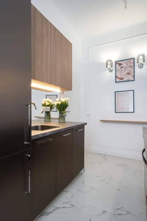 Contemporary Aparthotel 2-BR Flats Near Old Town Quiet & Serene
