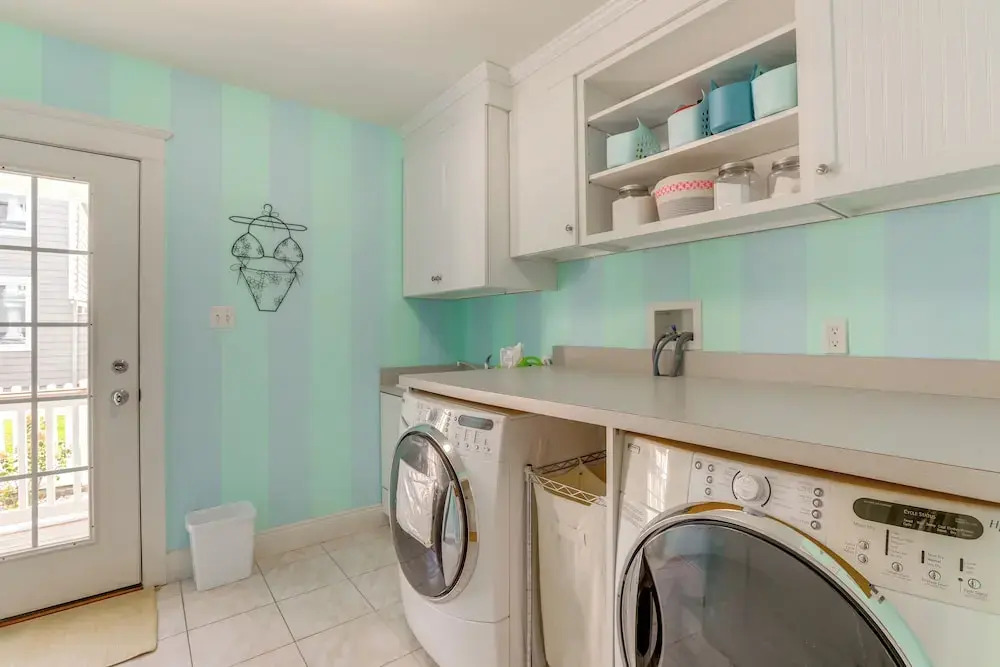 Spacious Avalon Beach House - 2 Blocks to Water!