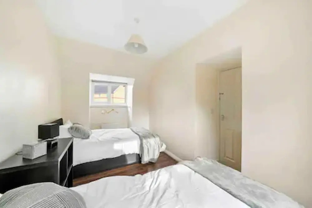 4 bed Townhouse- Free Parking