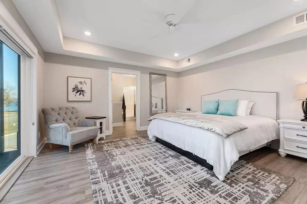 539 Bay St. Lake View Condo Unit 404E