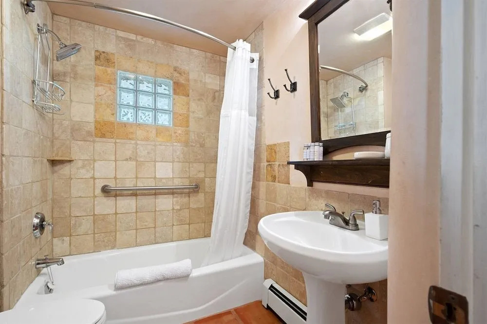 Casita de las Aves - Unbeatable Location, Spacious Yard