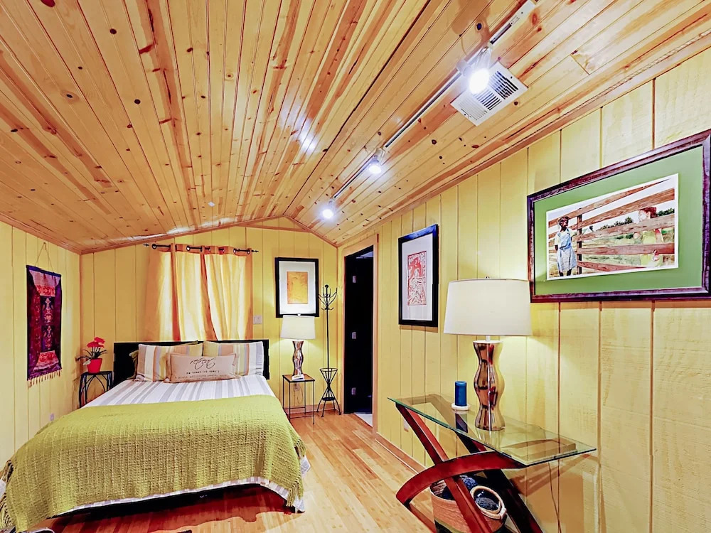 10202 Wommack Rd Cabin - 1 Br cabin by RedAwning