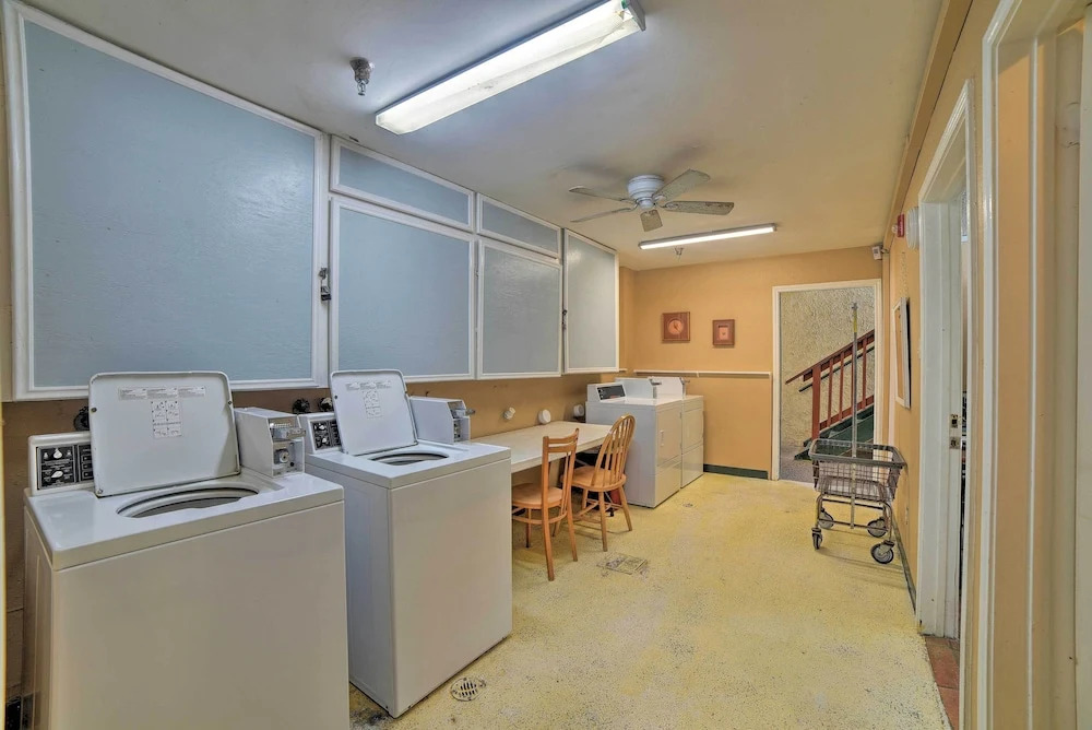 Coastal Studio w/ Amenities: Walk to Padre Beach!