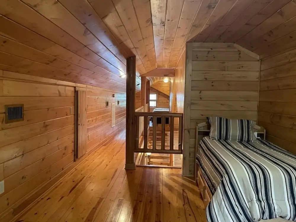 Deluxe log cabin! Pet and motorcycle friendly - enjoy nature with family and friends! 3 Bedroom Cabin by RedAwning