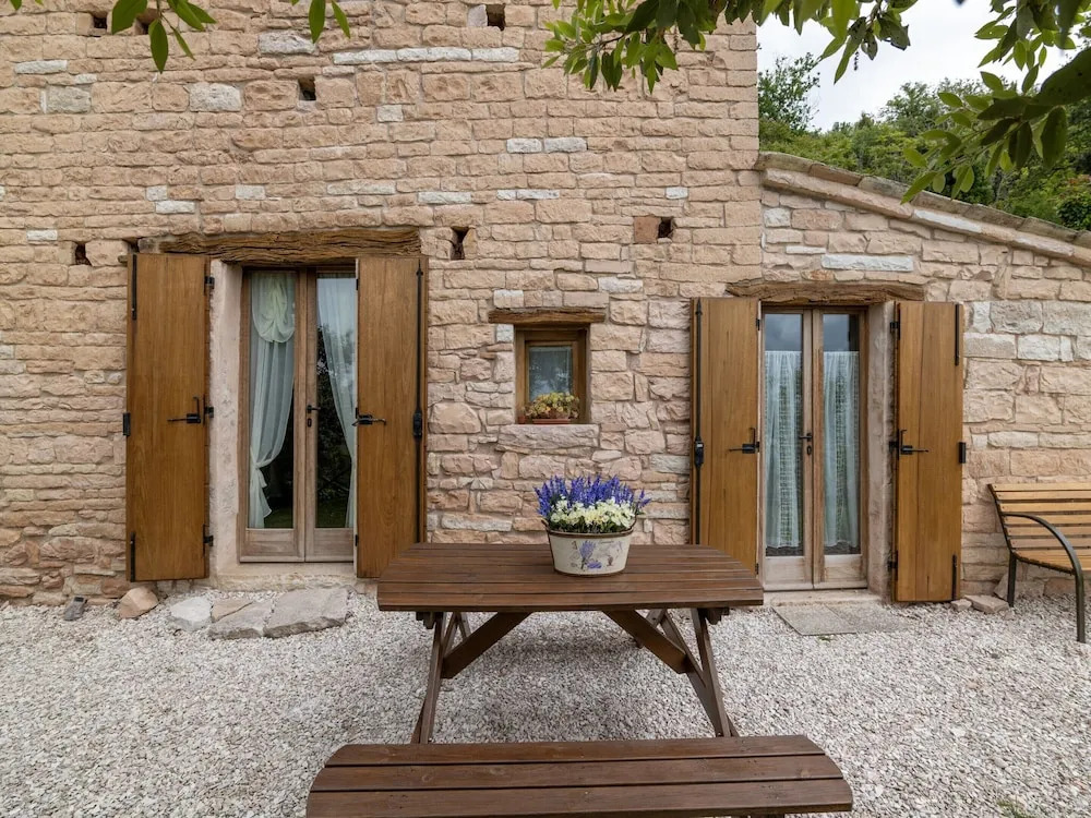 Graceful Holiday Home in Acqualagna with Swimming Pool