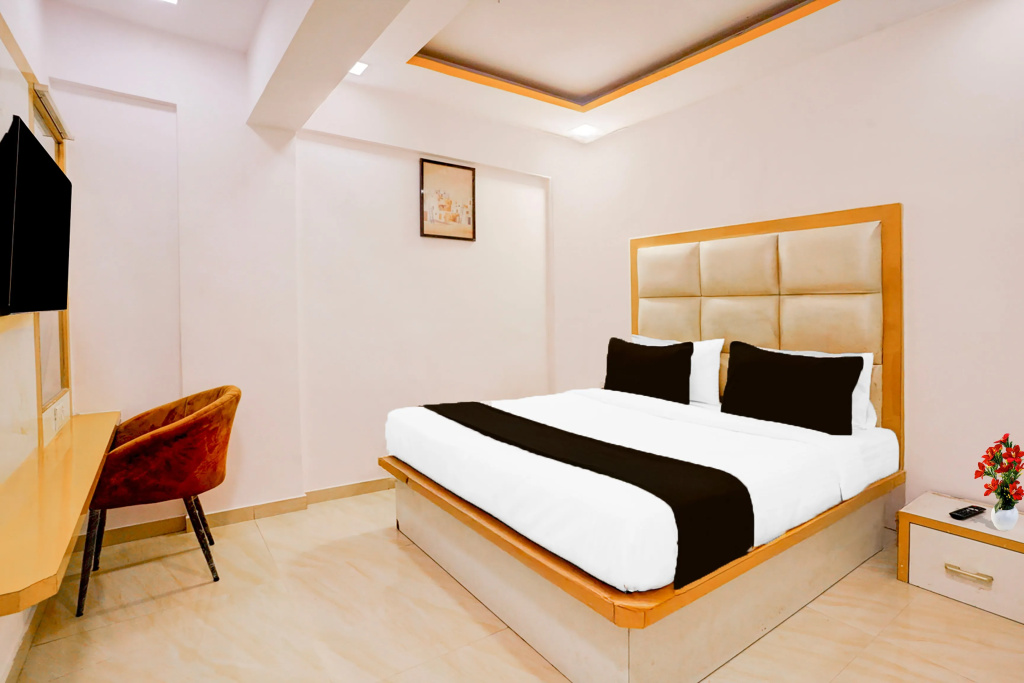 Hotel Classio Inn - Near Kokilaben Hospital, Andheri West Mumbai