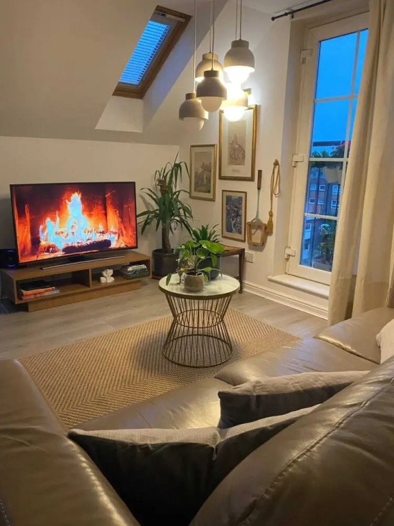 Gorgeous 2 Bedroom Apartment in Vibrant Leith With Amazing Views