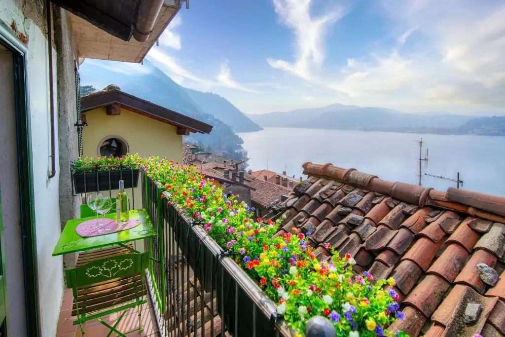 ALTIDO Amazing Green House with Balcony & Lake View