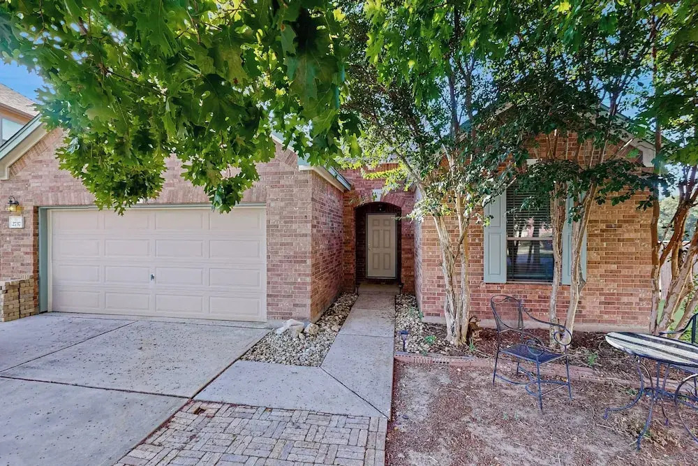 Inviting Home w/ Enlosed Yard & Gas Grill