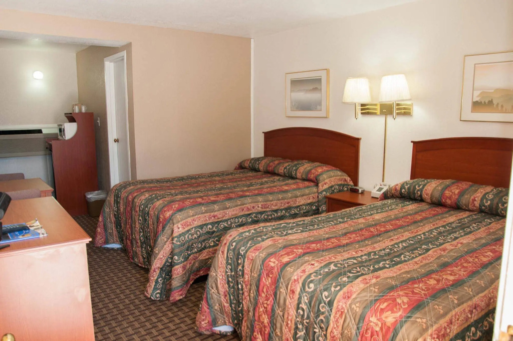 Esquire Inn