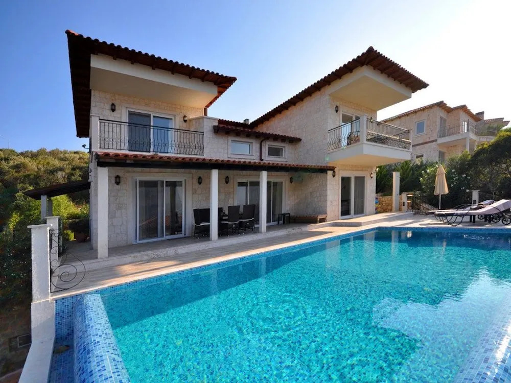 Villa Utku by Akdenizvillam