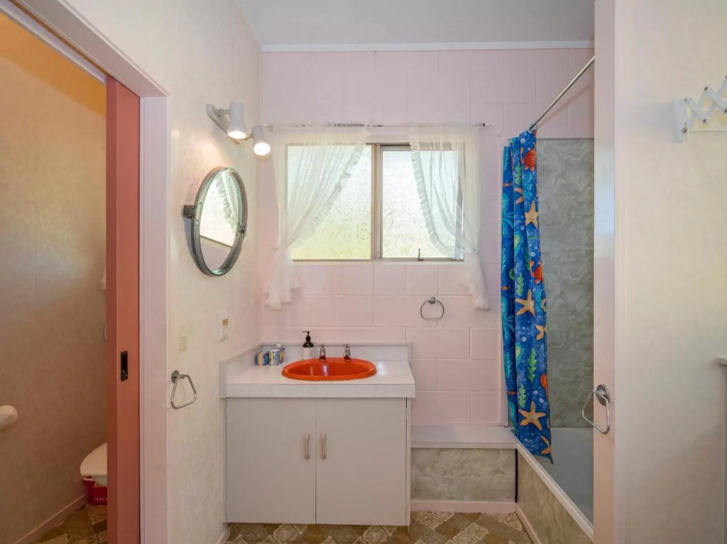 Cosy at Cooks - Cooks Beach Downstairs Holiday Unit