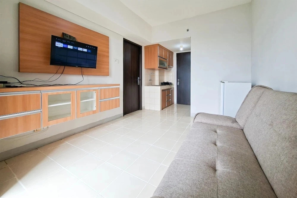 Spacious And Warm Combined Studio Room At Apartment Serpong Greenview