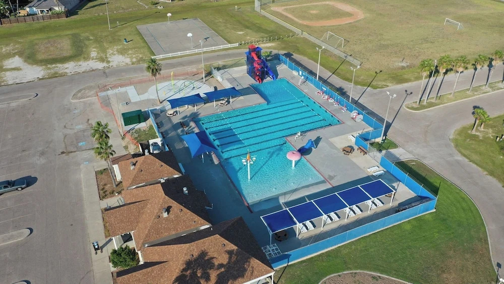 Still Waters & Yahwaves by Avantstay Sleeps 20, 2 Homes Private Pools + Putting Greens, Port Aransas Golf Cart Zone