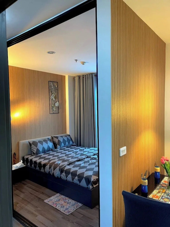 Octopus Suite on Highrise, Skytrain, Fast Wifi and AC