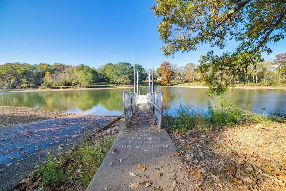Waterloo Home: Walk to Pickwick Lake Fishing Pier!