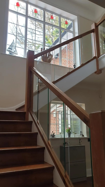 Little Robin Gate - Free Parking & Wifi - Central - 10 min Walk to Train Station - Ensuite Rooms
