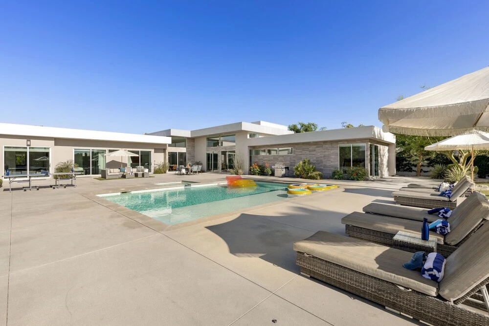 Polo Villa 1 by Avantstay Features Expansive Putting Green Pool Spa Outdoor Firepit 260-322 5 Bedrooms