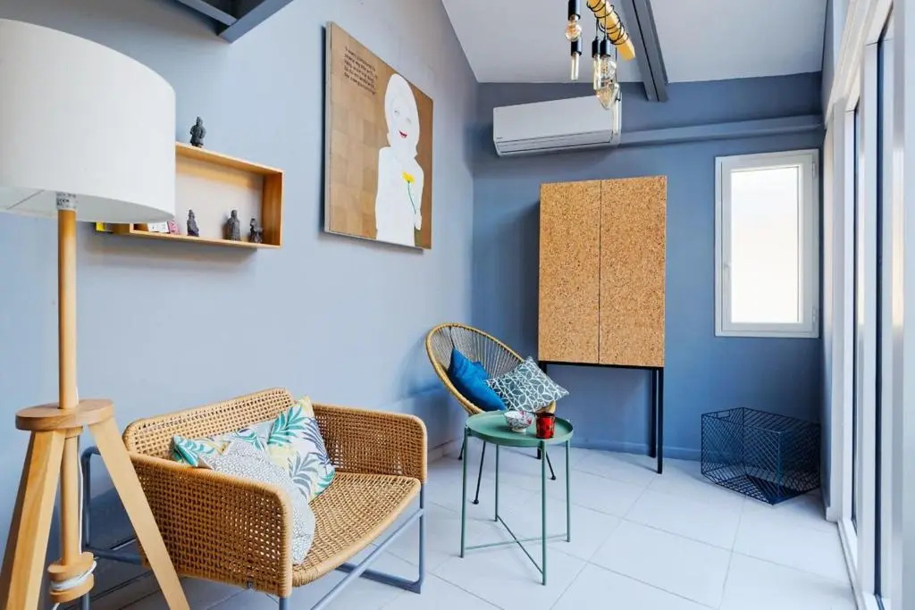 Air-conditioned duplex apartment with furnished terrace in the city center