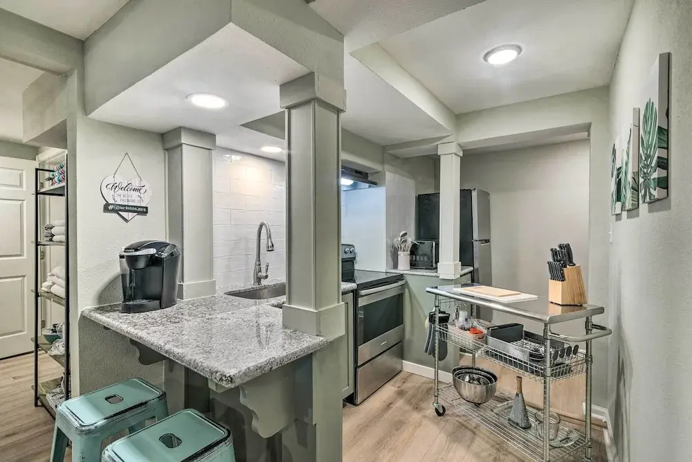 1 Mi to Seawall! Dog-Friendly Coastal Getaway