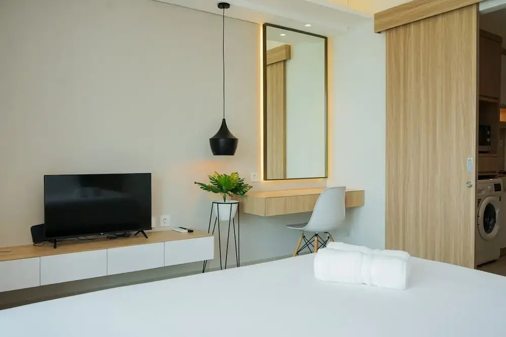 Comfy and Minimalist Studio at Embarcadero Bintaro Apartment By Travelio