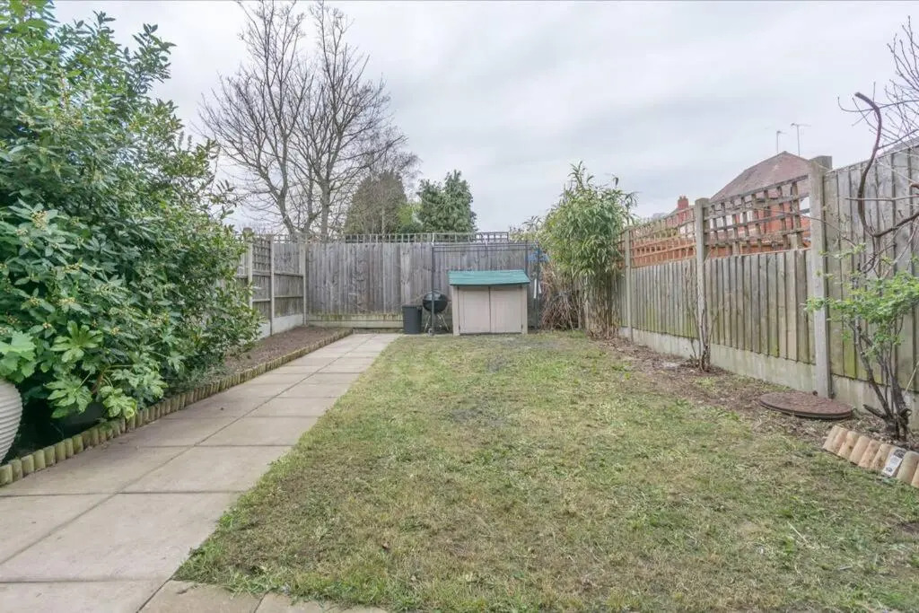 BrumStay UK - 4 Bed House with Garden, Parking and Fibre Broadband with speed upto 250mbps