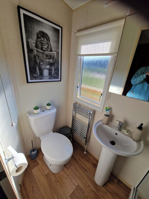 Cabin- Sleeps 8- Hot Tub, Free Parking, Wifi, Pets