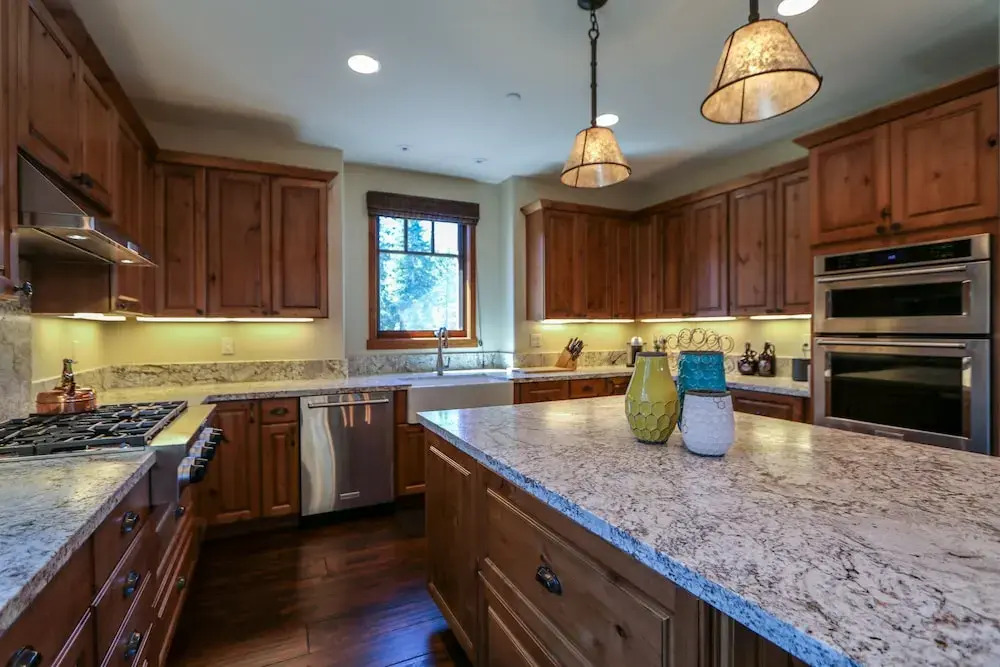 Graystone 2110 5-Star Luxury House with Private Jacuzzi and Double Garage by RedAwning
