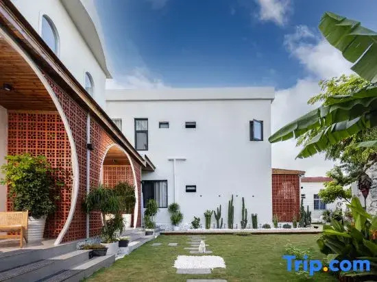 Three Lives · Blooming Pool Homestay (Sanya West Island Branch)
