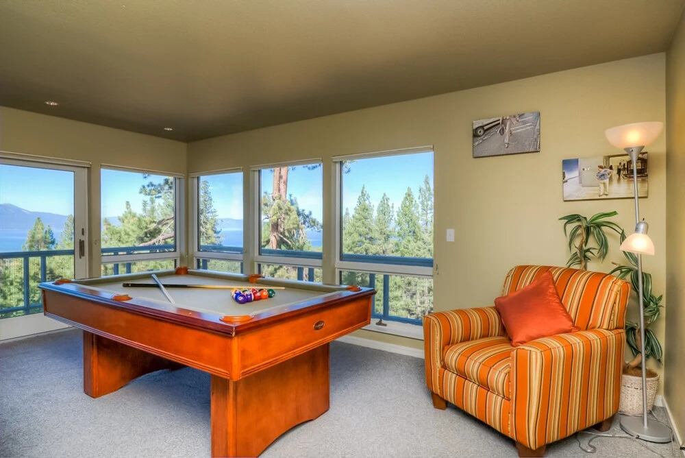 Panorama View Lodge with Stunning Lake Views by RedAwning
