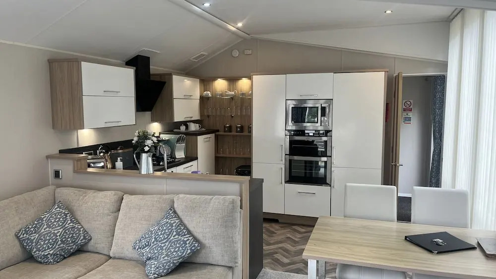 Cosy 3-bed hot tub Lodge in Pr3