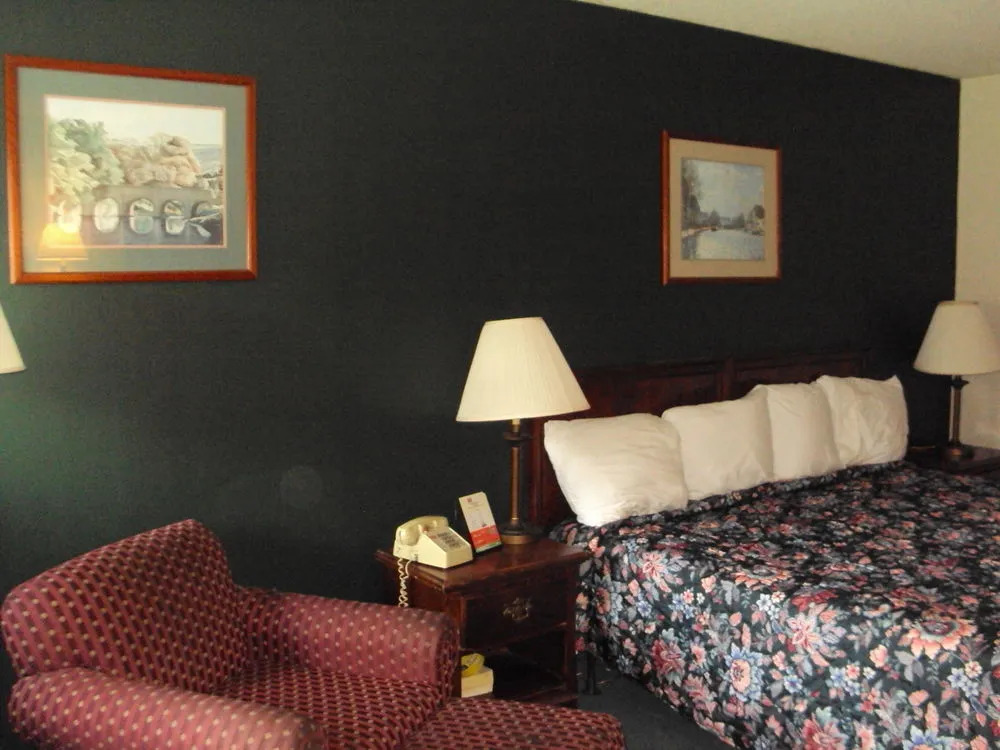 Red Carpet Inn & FantaSuite Hotel