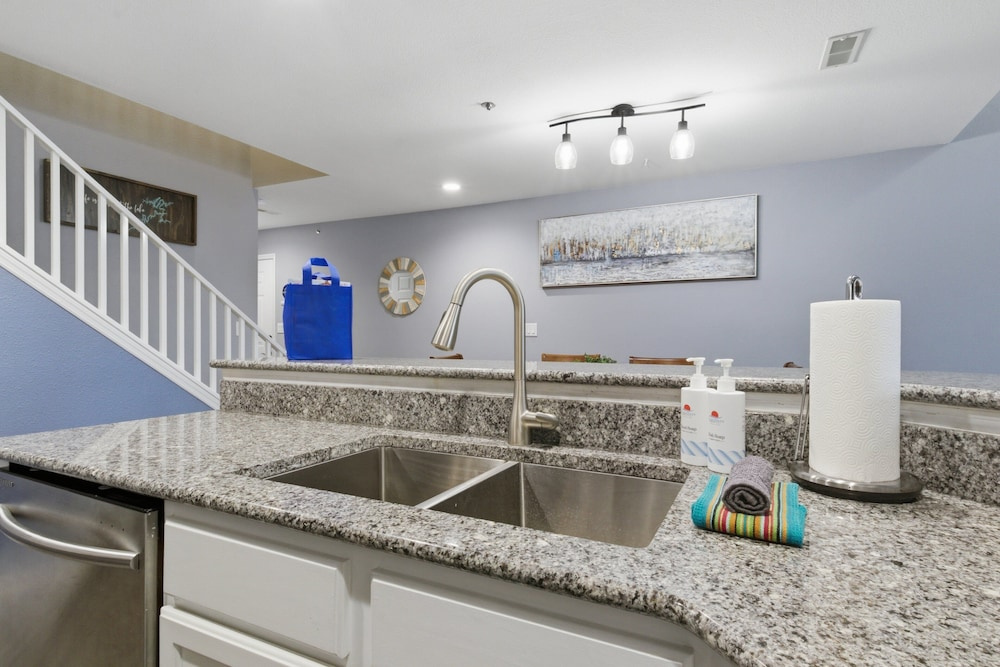 Lake Views & Loft Retreat for Kids w/ 12x30 Slip at Mm11