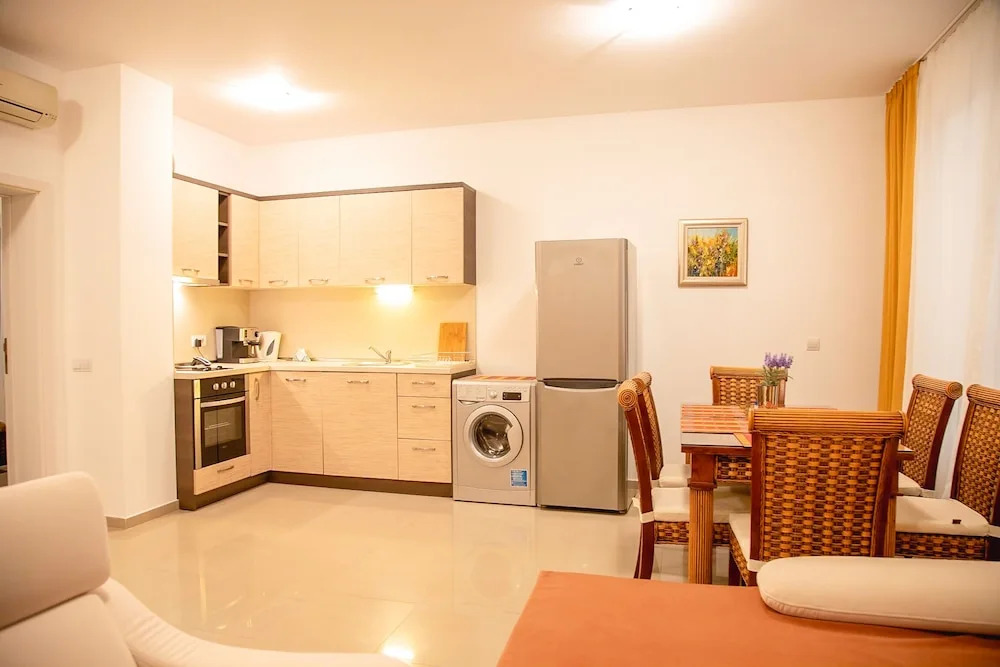 FM Deluxe 2-BDR Apartment with Pool & Sea View in Sun Resort