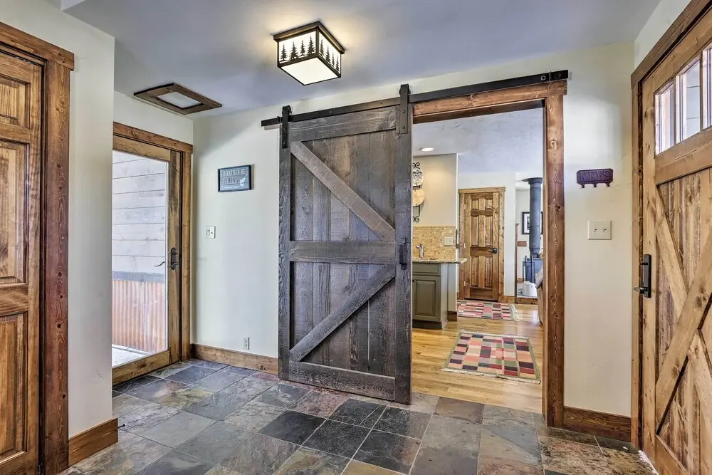 Spacious Grand Lake Cabin w/ Hot Tub & Deck