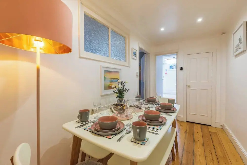 Spacious Seafront Apartment, Garden Free Parking