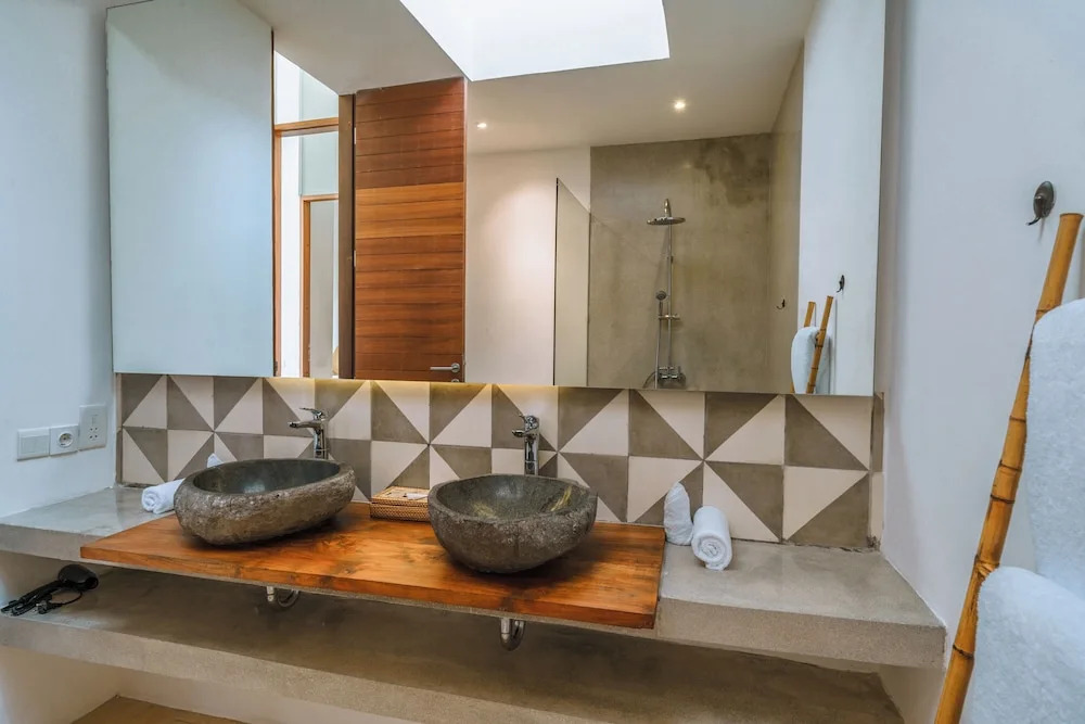 Villa RIZR: Industrial 3BR villa nearby Berawa Beach