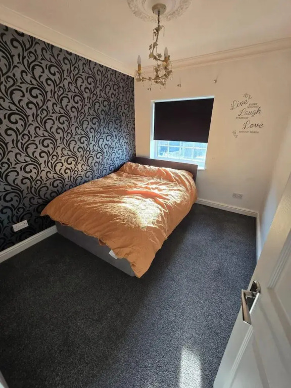 Spacious Central Home - Sleeps 7, Garden & Parking