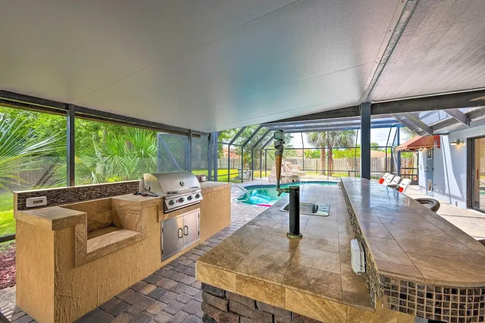 Lovely Palm Coast Retreat w/ Outdoor Kitchen