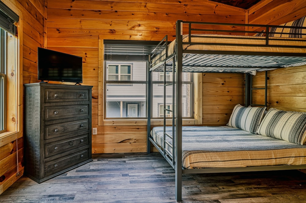 Stylish New 5BR 4BA Cabin Steps From Dollywood