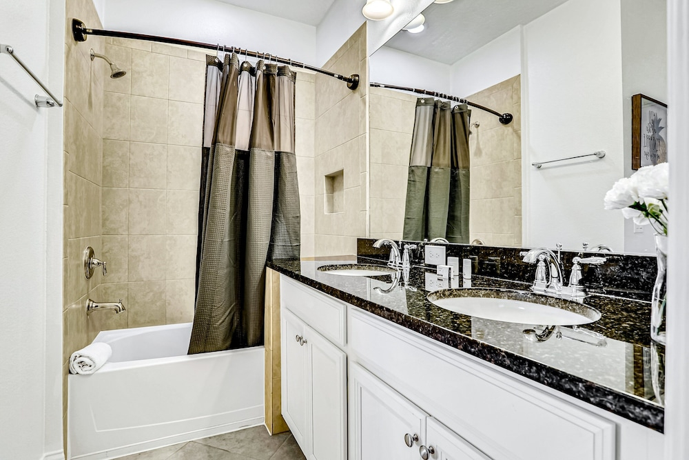 Dog-friendly Townhome With Private Pool, Screened Lanai, Fast Wifi, W/d, AC