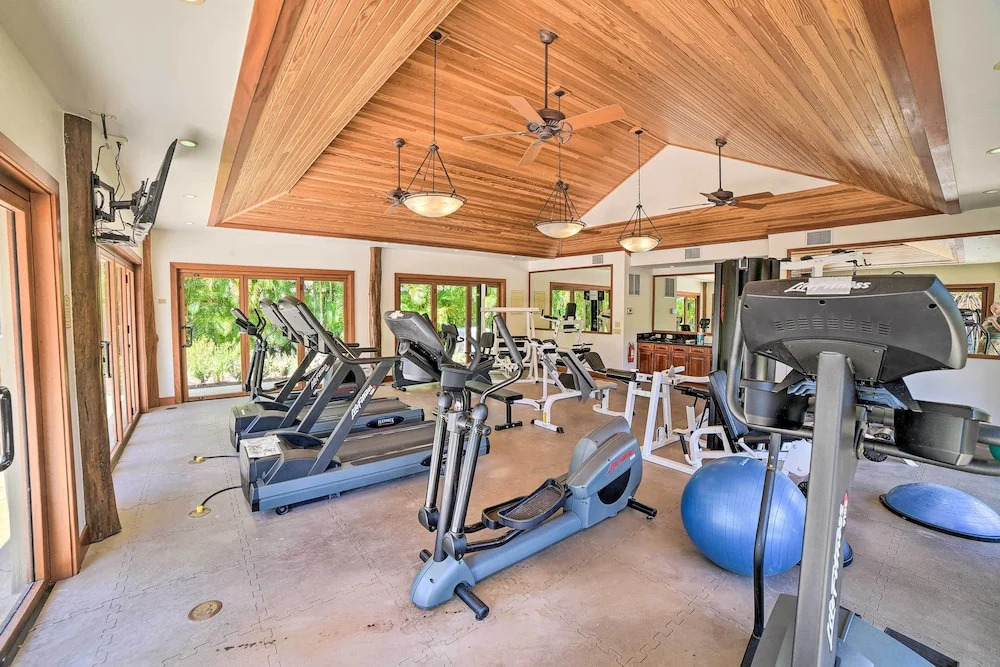 Tropical Paradise Resort Villa: 1 Mile to Beach