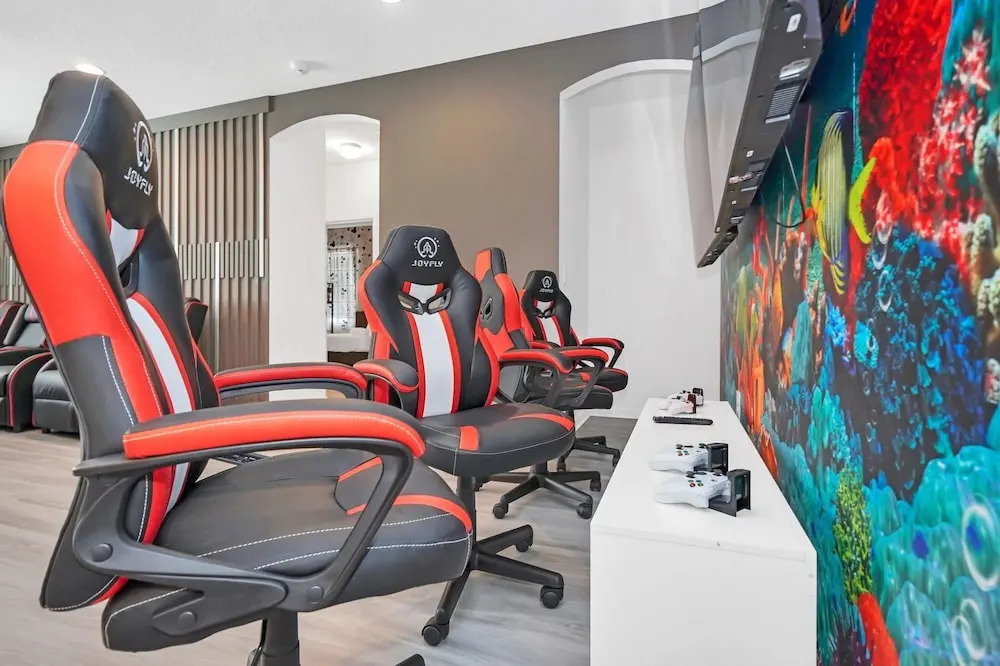 10 BR Gorgeous Home Game Room Son103