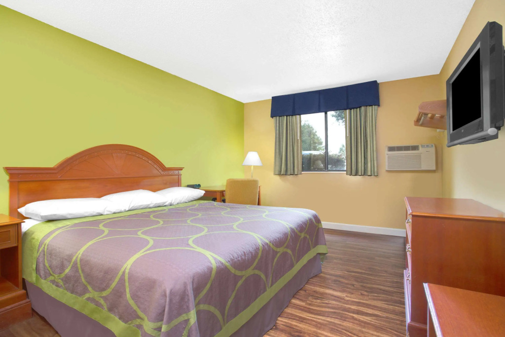 Super-8-Gainesville-I-75-Hospital-University-Area