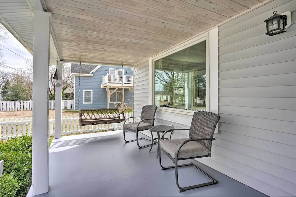Private Yard & Water Views: Cozy Urbanna Cottage