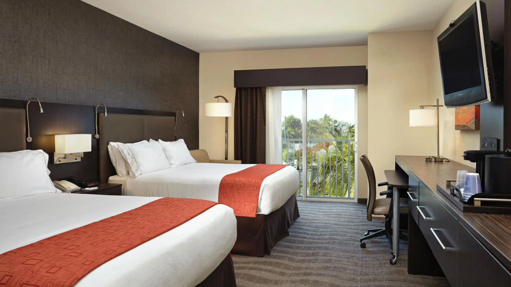 Holiday Inn Express & Suites Naples Downtown - 5th Avenue by IHG