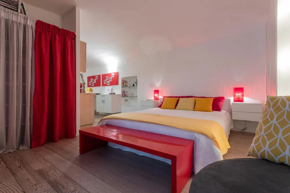 Red Studio Near Porta Nuova by Wonderful Italy