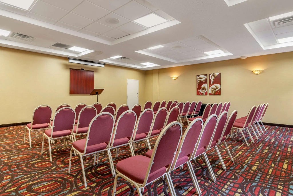 Quality Inn Fayetteville Near Historic Downtown Square