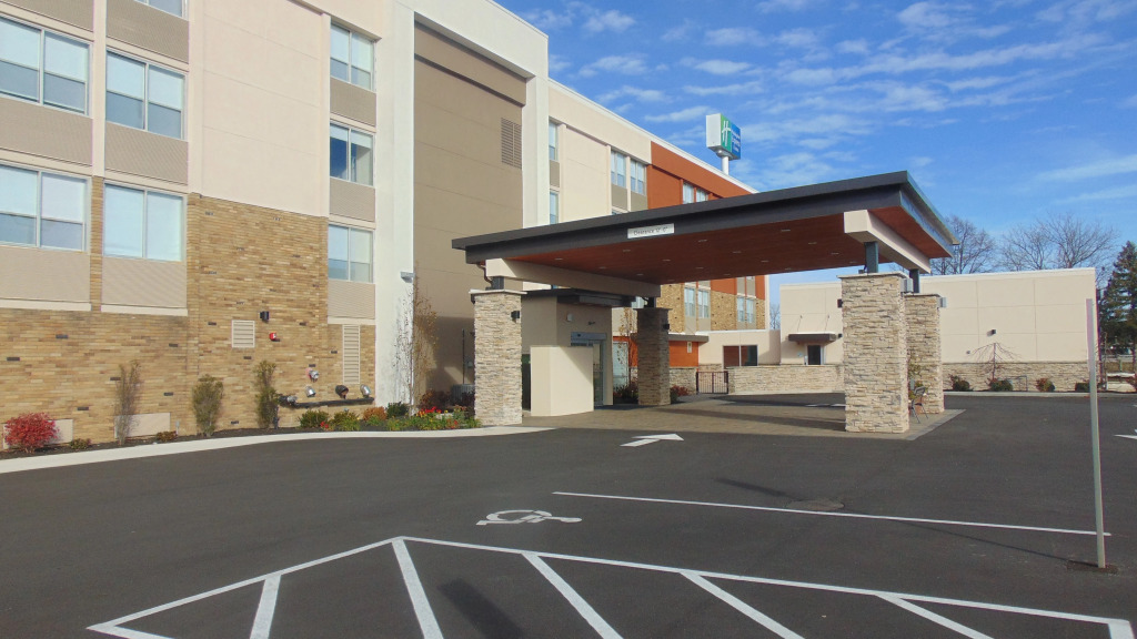 Holiday Inn Express & Suites Wapakoneta by IHG