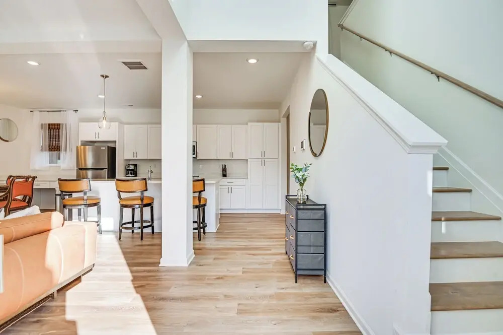 Charming Charlotte Townhome: 6 Mi to Downtown!